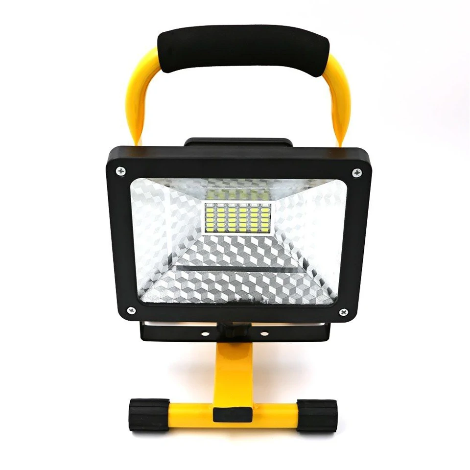 100W vízálló LED reflektor - 50.000 óra üzemidővel, tölthető akkumulátorral és 2400 lumen fényerővel