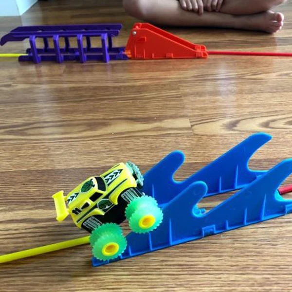 Autópálya összerakható akadályokkal és 2 különleges trükkös játékautóval