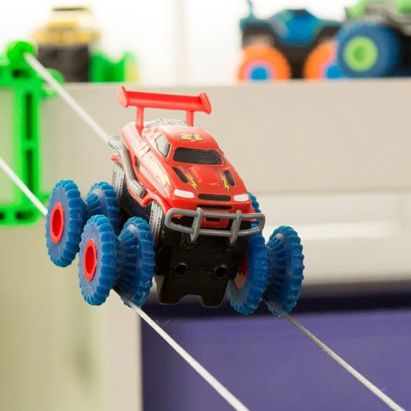 Autópálya összerakható akadályokkal és 2 különleges trükkös játékautóval