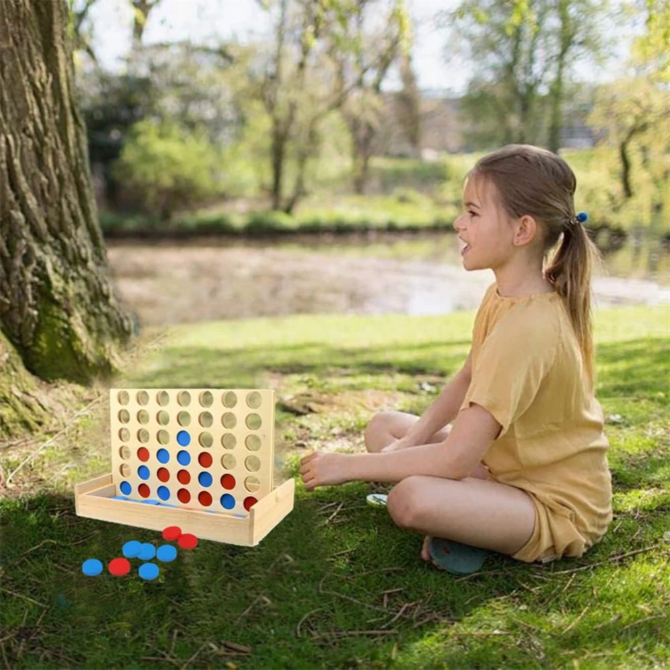 Fából készült táblás ötödölő társasjáték 42 koronggal - készségfejlesztő, logikai társasjáték